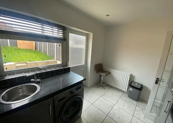 Yourlinkshouse Close To Etihad & Coop Live Arena - Sleeps 4